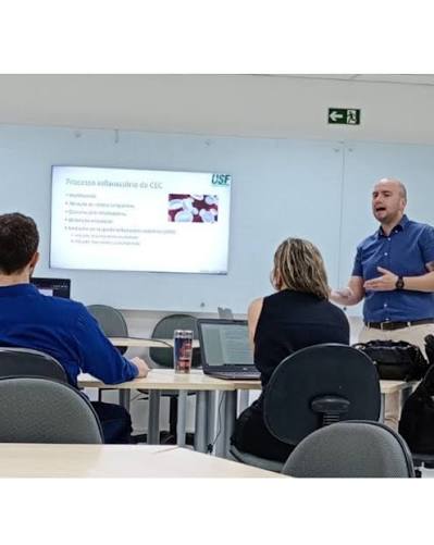 Aula em sala com projetor