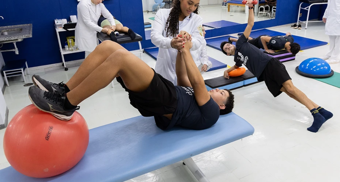 Práticas de exercício e reabilitação em laboratório