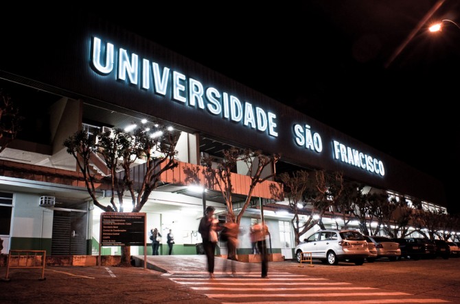 Fachada da Universidade São Francisco à noite